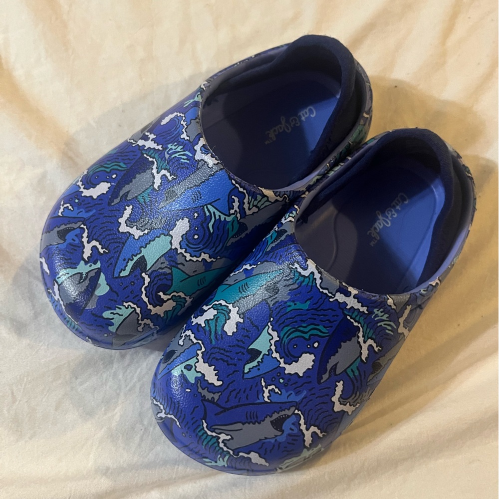 NWOT Cat & Jack Shark Pool Shoes